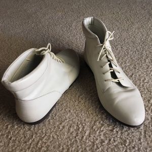 Vintage white leather NATURALIZER ankle boots